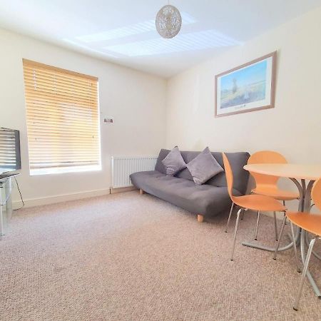 Bassett Flat With 2 Bedrooms And Superfast Wi-Fi Sittingbourne Exteriör bild